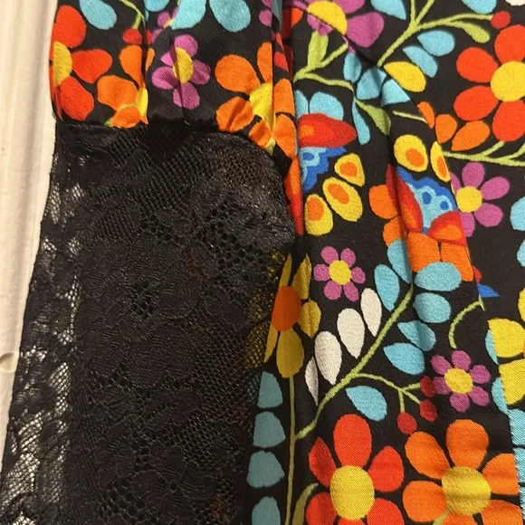 Flower dress with a black lace edge - Picture 3 of 12